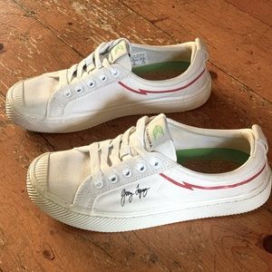 Cariuma Gerry Lopez collector’s edition OCA off white canvas shoes. Women’s 7